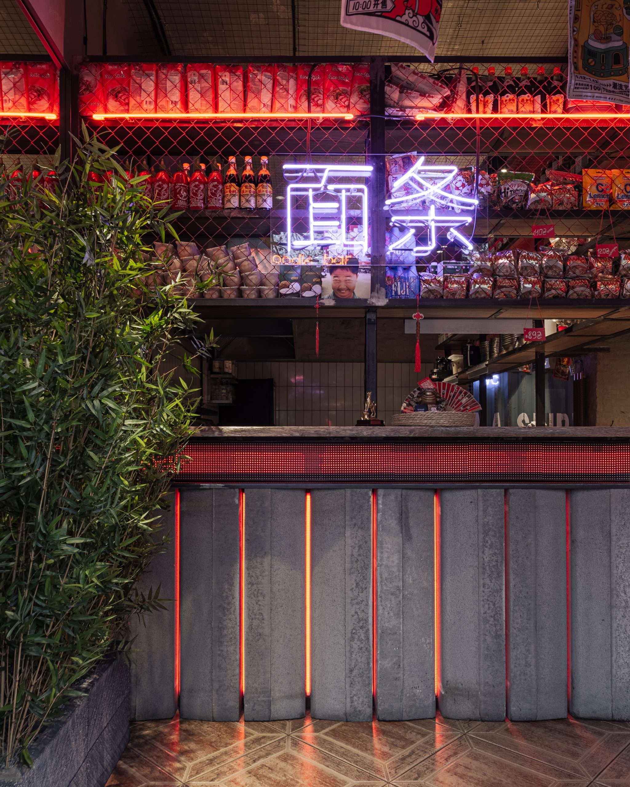 asian_restaurant_streetfood_interior_design_leo_noodle_bar_if_(26)