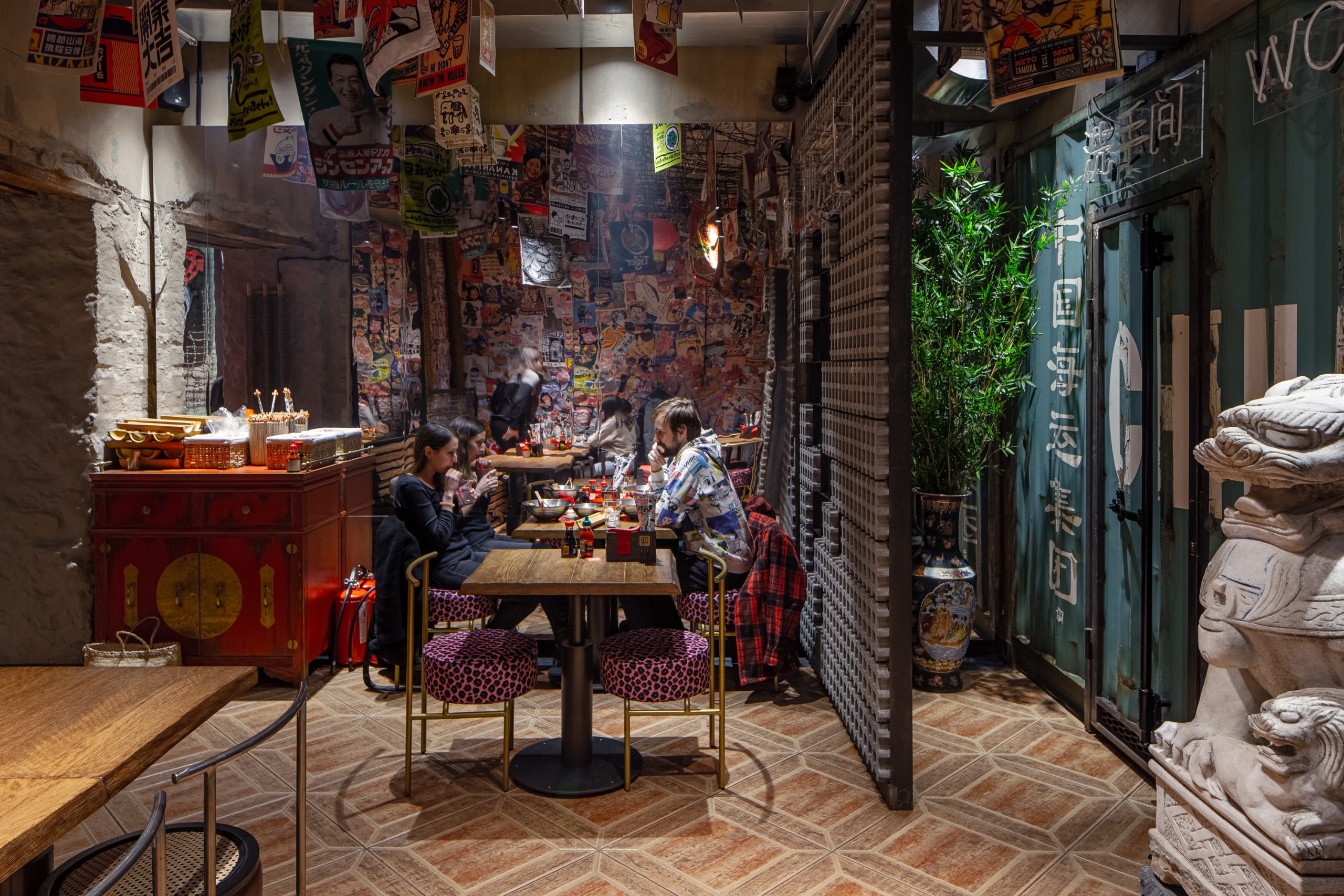 asian_restaurant_streetfood_interior_design_leo_noodle_bar_if_(70)