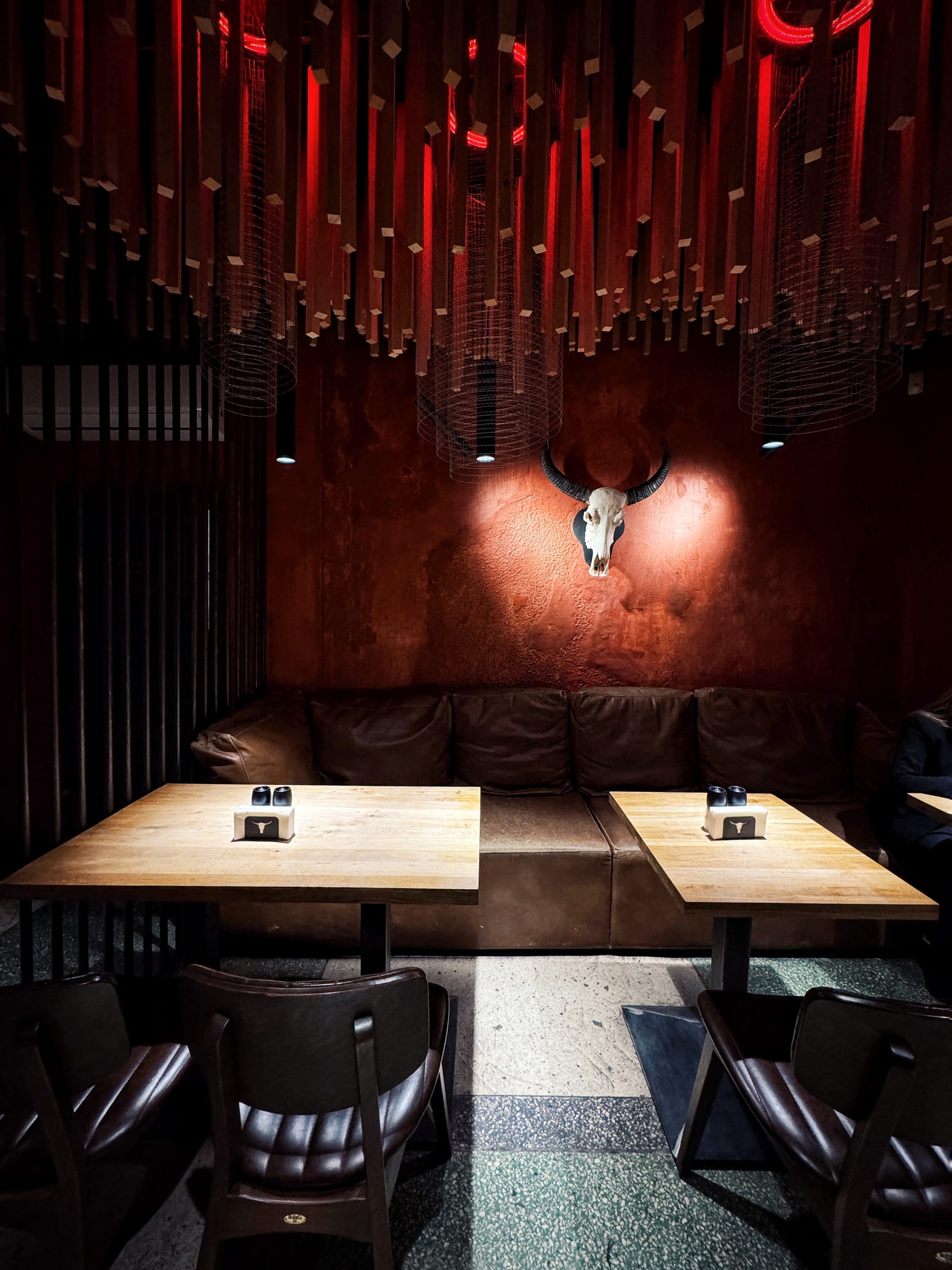Smoked_BBQ_restaurant_interior_design (14)